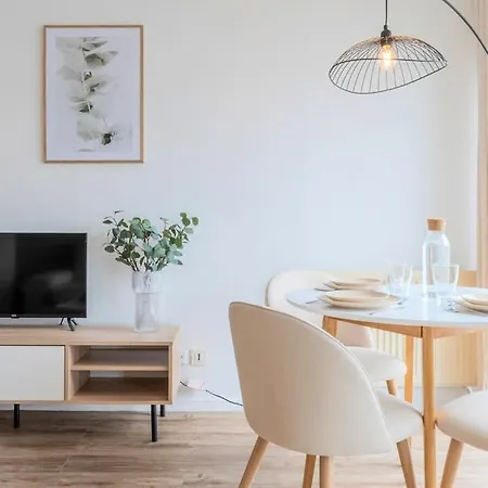 Europe/flandres Stations With Balcony! דירה